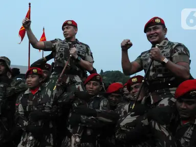Komandan Jenderal Kopassus yang baru Mayjen TNI Deddy Suryadi (kiri) bersama Mayjen TNI Iwan Setiawan setelah usai acara serah terima jabatan di depan lapangan Mako Kopassus, Cijantung, Jakarta, Jumat (28/4/2023). (merdeka.com/Imam Buhori)