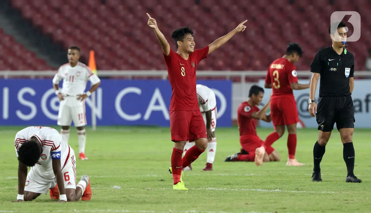 Pemain Timnas Indonesia U-19, Witan Sulaeman merayakan kemenangan atas Uni Emirat Arab U-19 pada penyisihan Grup A Piala AFC U-19 2018 di Stadion GBK, Jakarta, Rabu (24/10). Persija Jakarta merupakan klub ketiga Witan Sulaeman di Indonesia.  (Liputan6.com/Helmi Fithriansyah)