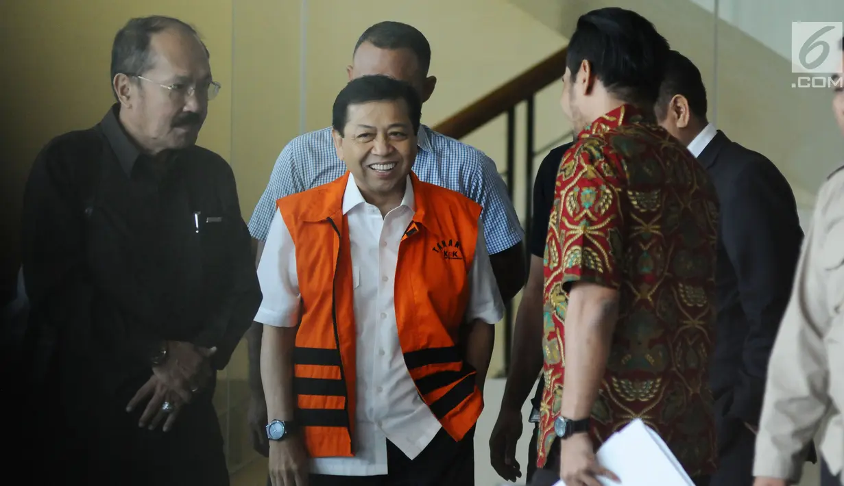 Tersangka dugaan korupsi pengadaan e-KTP, Setya Novanto (kedua kiri) di gedung KPK, Jakarta, Rabu (6/12). KPK menyatakan, berkas perkara SN lengkap dan segera dilakukan pelimpahan dari penyidikan ke penuntutan. (Liputan6.com/Helmi Fithriansyah)