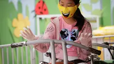 Seorang anak yang mengenakan masker dan sarung tangan menaiki wahana di Playland Amusement Park, di Vancouver, British Columbia, Kanada, pada 10 Juli 2020. Playland Amusement Park dibuka kembali untuk umum pada Jumat (10/7), dengan langkah-langkah protokol kesehatan. (Xihua/Liang Sen)