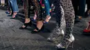 Peserta bersiap mengikuti lomba lari sepatu hak tinggi di Paris, Kamis (15/10). Perlombaan ini diadakan perusahaan e -Commerce yang mengkhususkan diri dalam penjualan online sepatu dan aksesoris dalam rangka ulang tahun ke-10. (REUTERS/Charles Platiau)