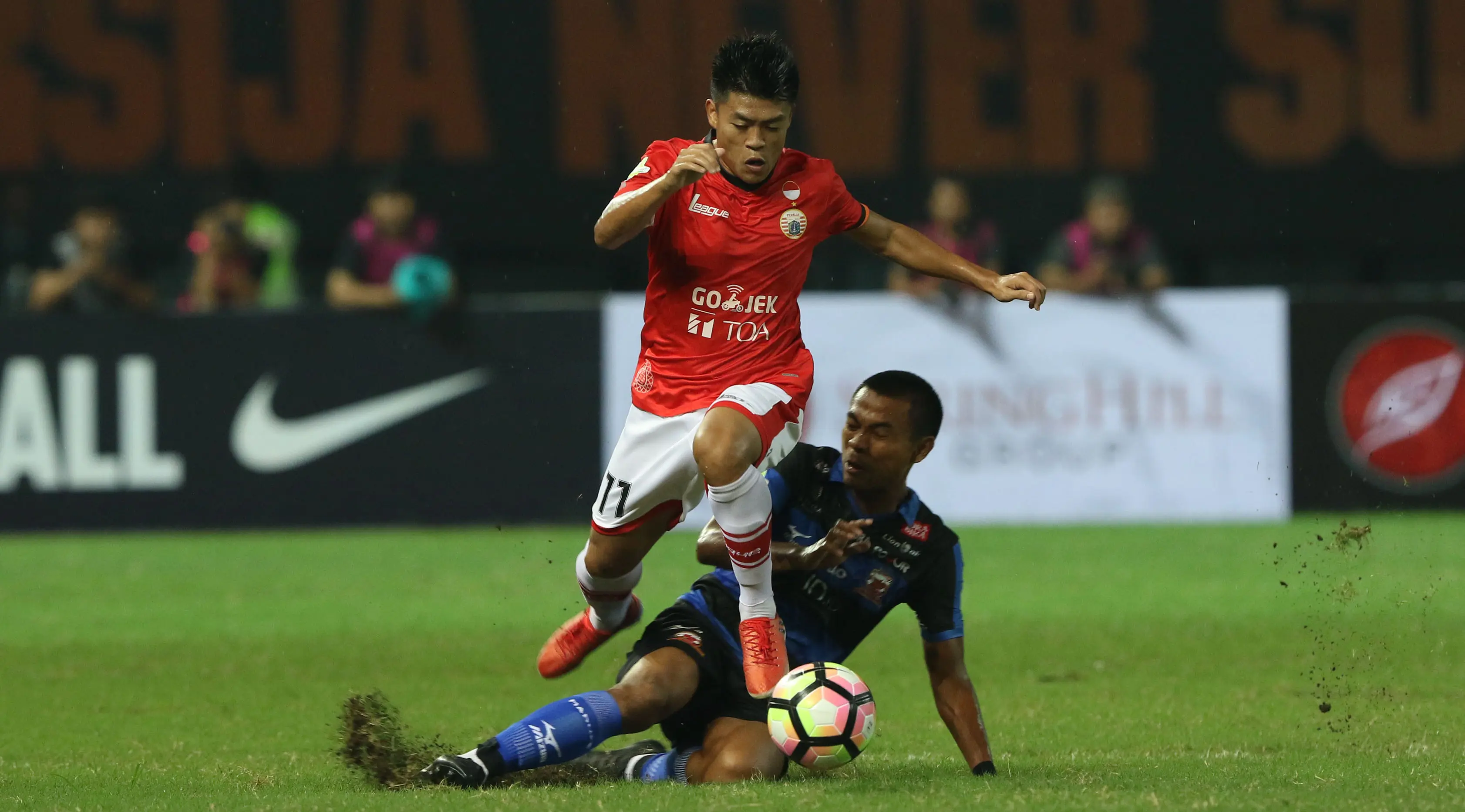 Gelandang Persija Jakarta Jefri Kurniawan melewati hadangan pemain Madura United pada lanjutan Liga 1 di Stadion Patriot, Bekasi, Kamis (4/5/2017) malam WIB. Persija takluk 0-1. (Liputan6.com/Helmi Fithriansyah)