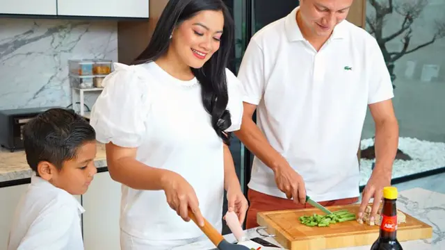 Titi Kamal bersama suami dan anak sedang memasak. (Foto: Dok. PNG The Kraft Heinz)