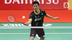 Pebulutangkis Indonesia, Shesar Hiren Rhustavito saat melawan Kidambi Srikanth (India) pada babak pertama tunggal putera Indonesia Masters 2020 di Istora GBK, Jakarta, Rabu (15/1/2020). Shesar Hiren Rhustavito unggul 18-21 21-12 21-14. (Liputan6.com/Helmi Fithriansyah)