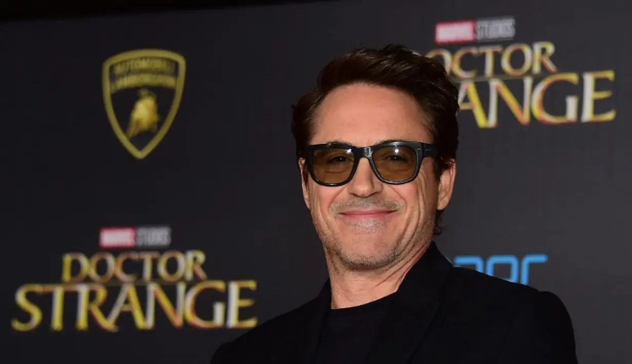 Robert Downey Jr dikenal sebagai pribadi yang cool namun juga sombong. Meski demikian, kesombongan dengan gestur lucu itulah yang menjadi daya tariknya. FREDERIC J. BROWN / AFP