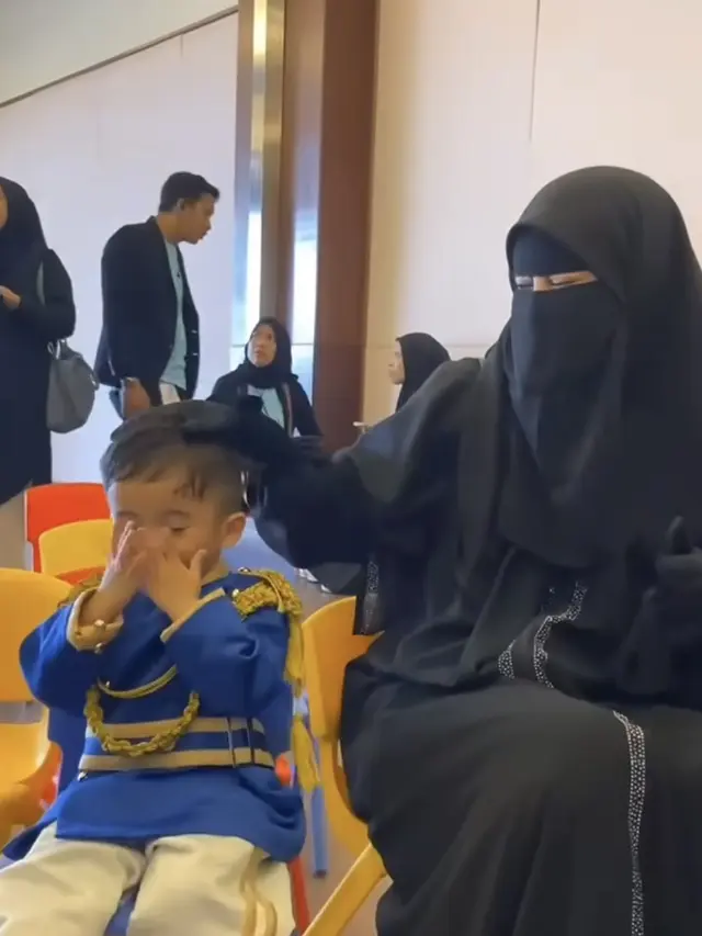 Potret kelucuan Adzam saat berdoa bersama Umi Pipik, sumber Instagram: @_ummi_pipik_