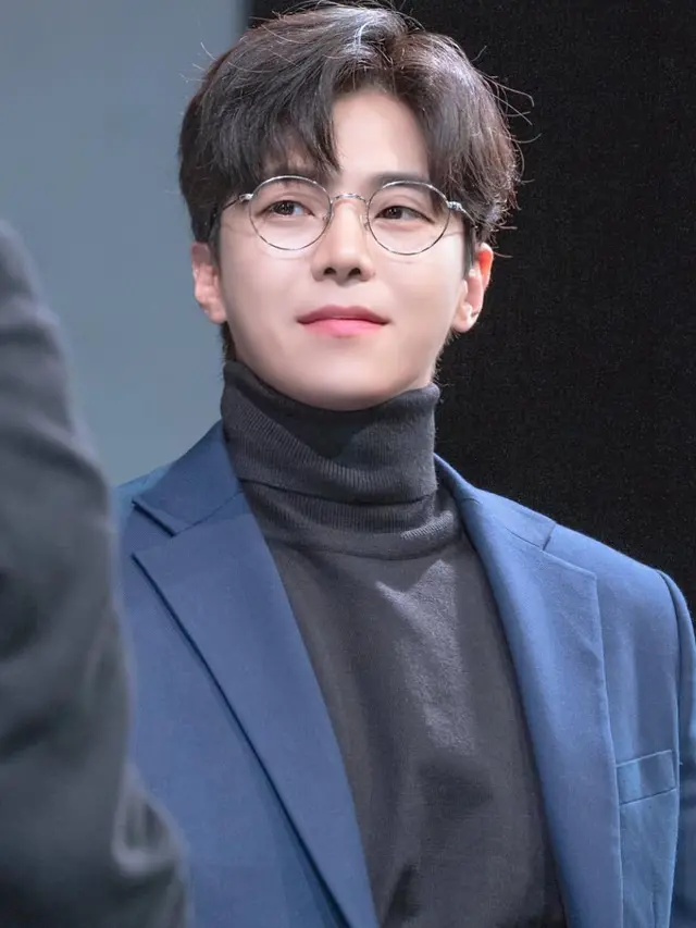 Potret ganteng Park Eun Seok. (credit:instagram.com/_____silverstone_____)