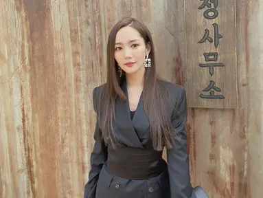Aktris kelahiran 4 Maret 1986 gaya penampilannya selalu jadi pusat perhatian. Terlebih saat Park Min-young bergaya bak sekretaris. Ia disebut netizen cocok berprofesi sebagai sekretaris karena melekatnya sisi seorang Kim Mi-so yang diperankan Park Min-young di drama Whats Wrong With Secretary Kim. (Liputan6.com/IG/@rachel_mypark)