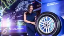 Seorang SPG berpose saat peluncuran ban Michelin Primacy SUV di Kemayoran, Jakarta, Senin (1/2/2016). Michelin Indonesia hadirkan ban yang aman untuk pengguna SUV di Indonesia. (Liputan6.com/Yoppy Renato)
