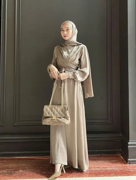 Gamis model wrap warna nude ala selebgram Astri Ratnasari ini bikin penampilan terlihat elegan. (Instagram/nasariastri).