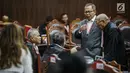 Anggota tim hukum Joko Widodo-Ma'ruf Amin, Luhut Pangaribuan (kiri) berbincang jelang sidang lanjutan sengketa Pilpres 2019 di Gedung MK, Jakarta, Kamis (20/6/2019). Sidang beragenda mendengarkan keterangan saksi dan ahli dari pihak termohon Komisi Pemilihan Umum (KPU). (Liputan6.com/Faizal Fanani)