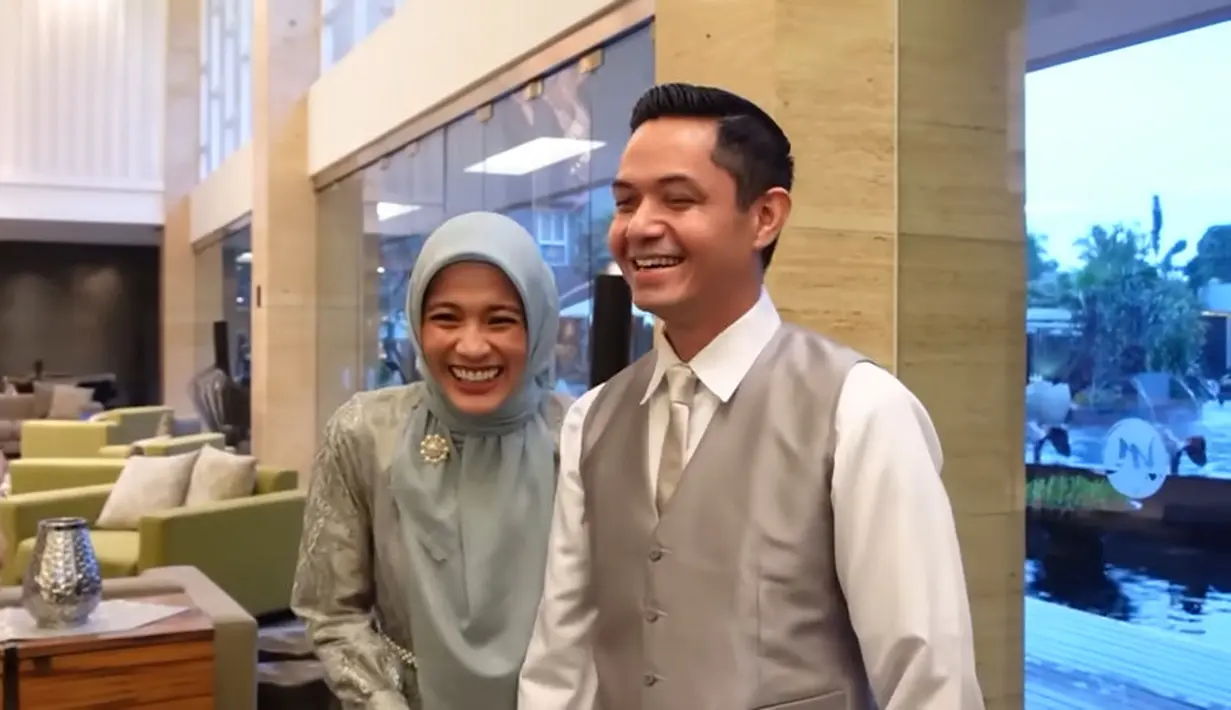 Yang menjadi Groomsmen atau pengiring pengantin laki-laki diantaranya ada Teuku Wisnu, David Chalik, Tommy Kurniawan dan Dude Harlino. Para groomsmen ini tampil menawan dengan suit vest silver. Saat menjadi pengiring pengantin sahabatnya, para groomsmen ini ternyata pada lupa nama pengantin perempuannya. [Youtube/The Bramantyo]