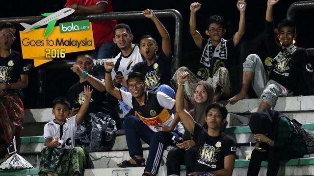 Lagu khas Arema Cronus sampai menggema di Malaysia. Ialah suporter T-Team yang menyanyikan lagu yang menyemangati para pemain Arema Cronus di Stadion Perak, Ipoh, Malaysia, Sabtu (30/1/2016) malam waktu setempat.