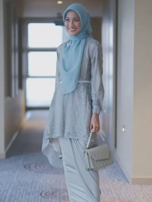 Alyssa Soebandono tampil mengenakan kebaya biru yang serasi dengan kain polos dan kerudungnya. [Instagram/@ichasoebandono]