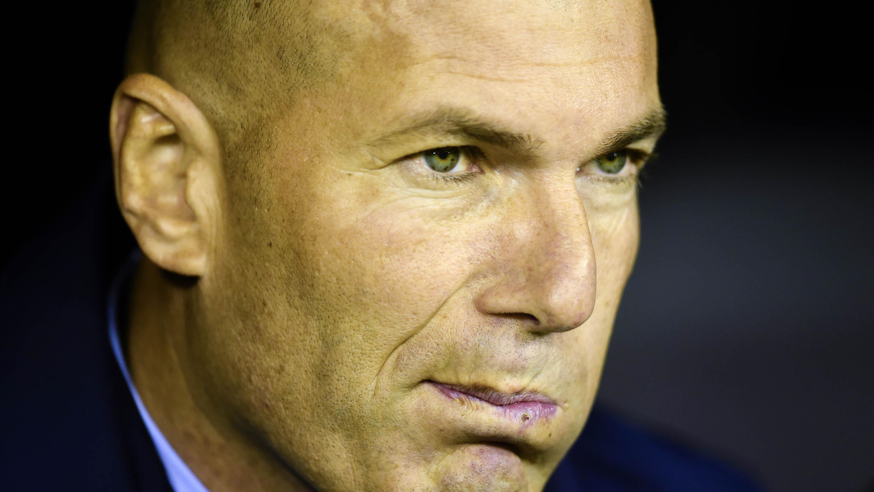 Pelatih Real Madrid, Zinedine Zidane, tampak kecewa usai ditahan imbang Celta Vigo pada laga La Liga Spanyol di Stadion Balaidos, Vigo, Minggu (7/1/2018). Kedua klub bermain imbang 2-2. (AFP/Miguel Riopa)