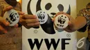 Anggota WWF Indonesia memperlihatkan pin yang bergambar panda.  Panda adalah logo dari WWF, Jakarta, Jumat (29/8) (Liputan6.com/Johan Tallo)