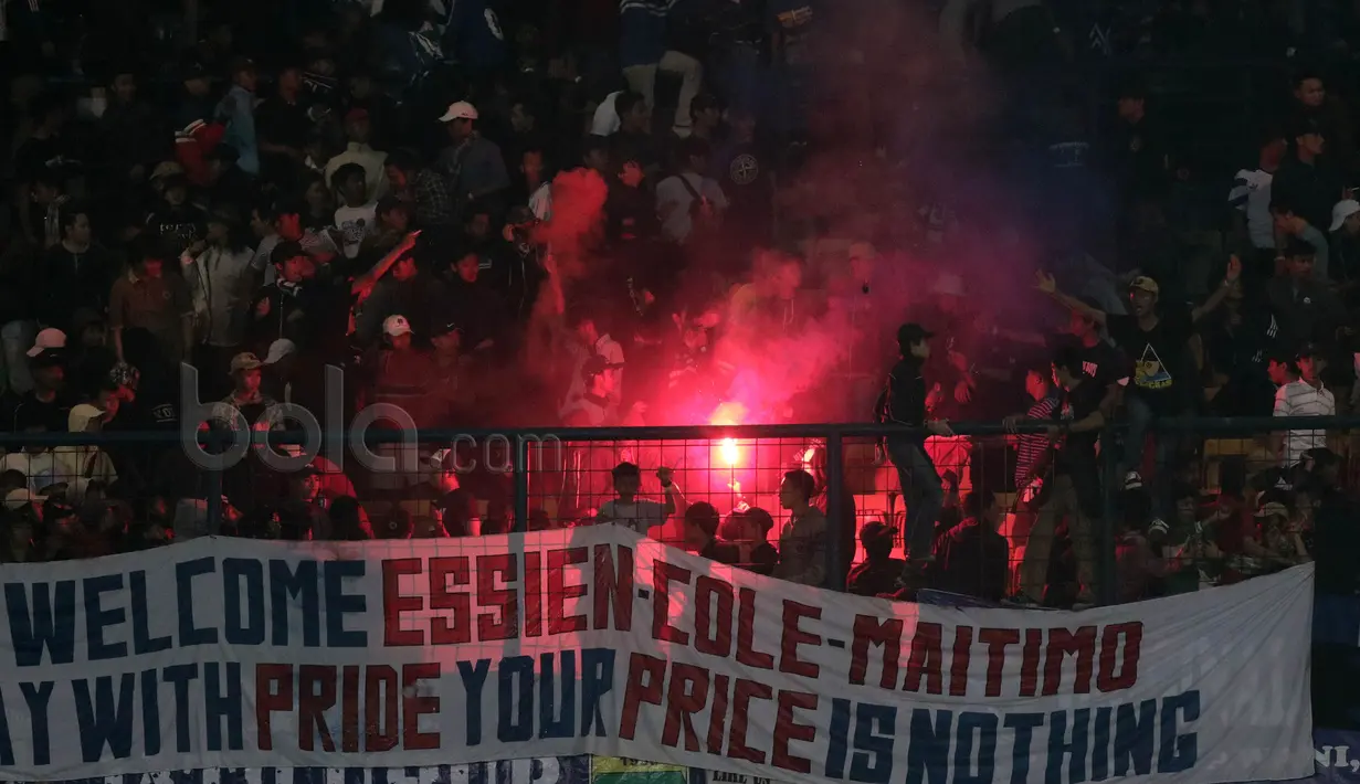 Bobotoh menyalakan flare usai timnya menang  melawan Persipura Jayapura pada lanjutan Liga 12017 di Stadion GBLA, Bandung, Minggu (7/5/2017). Persib menang 1-0. (Bola.com/Nicklas Hanoatubun)