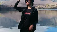 10 Inspirasi Hiking Outfit Wanita, Tampil Stylish &amp; Nyaman di Alam Bebas