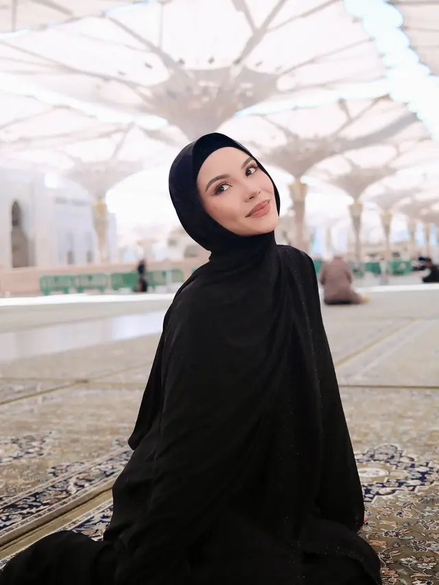 Momen Alyssa Daguise Umrah Bersama Ibu. (instagram/alyssadaguise)