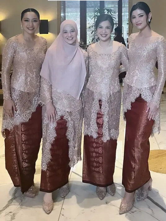 Natasha memadukannya dengan kerudung warna serasi yang menutupi dadanya. Ketiganya pun kompak mengenakan stiletto heels berpayet. (@natasharizkynew)