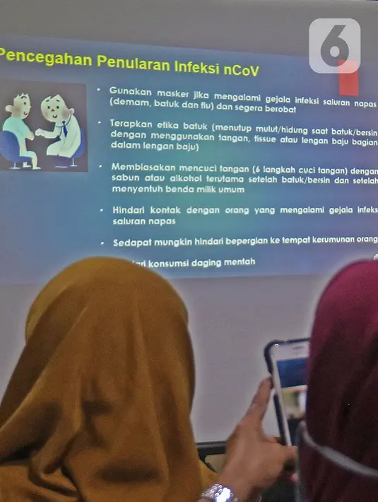 Layar memperlihatkan pencegahan penularan infeksi virus corona (2019-nCov) saat penyuluhan di RSUD Pasar Minggu, Jakarta, Rabu (29/1/2020). Kegiatan itu untuk memberikan edukasi mengenai penyebab, gejala dan langkah pencegahan virus Corona bagi pasien. (Liputan6.com/Herman Zakharia)