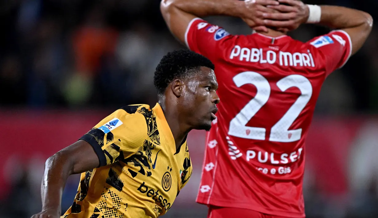 Tujuh menit berselang atau pada menit ke-88, pemain Inter Milan Denzel Dumfries berhasil mencetak gol penyeimbang laga. (Gabriel BOUYS/AFP)