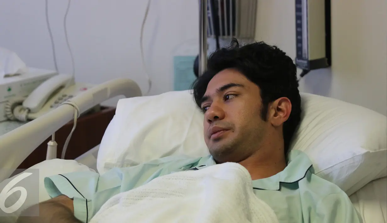 Reza Rahadian terbaring di RS Medistra, Jakarta, Kamis (31/03/2016). Terkait kejadian itu, CEO MD Picture Manoj Punjabi memutuskan untuk menghentikan proses syuting dan memulainya kembali setelah Reza sembuh. (Liputan6.com/Herman Zakharia)