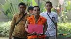 Ketua DPRD Lampung Tengah Achmad Junaidi Sunardi (tengah) tiba di Gedung KPK, Jakarta, Jumat(19/7/2019). Sunardi diperiksa untuk pengembangan kasus dugaan suap serta gratifikasi pengadaan barang dan jasa di lingkungan Pemkab Lampung Tengah pada tahun 2018. (merdeka.com/Dwi Narwoko)