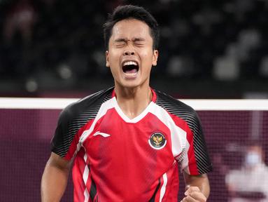 Pebulu tangkis tunggal putra Indonesia, Anthony Sinisuka Ginting lolos ke semifinal nomor tunggal putra bulu tangkis Olimpiade Tokyo 2020 usai menyingkirkan wakil Denmark, Anders Antonsen dengan rubber-game di Musashino Sport Plaza, Sabtu (31/7/2021) siang WIB. (Foto: AP/Markus Schreiber)