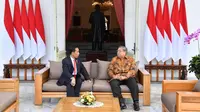 Presiden Joko Widodo saat berbincang dengan Presiden RI ke-6 Susilo Bambang Yudhoyono di Istana Merdeka, Jakarta,  Jumat (27/10). Keduanya melakukan pertemuan di teras belakang Istana Merdeka.(Laily Rachev / Biro Pers Setpres)