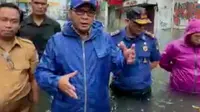 Wali Kota Makassar Moh Ramdhan Pomanto saat memantau banjir, Senin (13/2/2023) (Liputan6.com/ Dok Humas Pemkot Makassar)