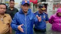 Wali Kota Makassar Moh Ramdhan Pomanto saat memantau banjir, Senin (13/2/2023) (Liputan6.com/ Dok Humas Pemkot Makassar)