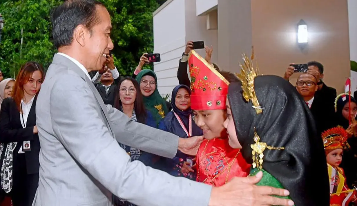 Usai melakukan kunjungan kenegaraan di Vietnam, Jokowi menuju Brunei Darussalam, dan tiba di Bandar Udara Brunei, Bandar Seri Begawan. Jokowi pun tampil formal. [@Jokowi/Biro Pers Sekretariat Presiden]