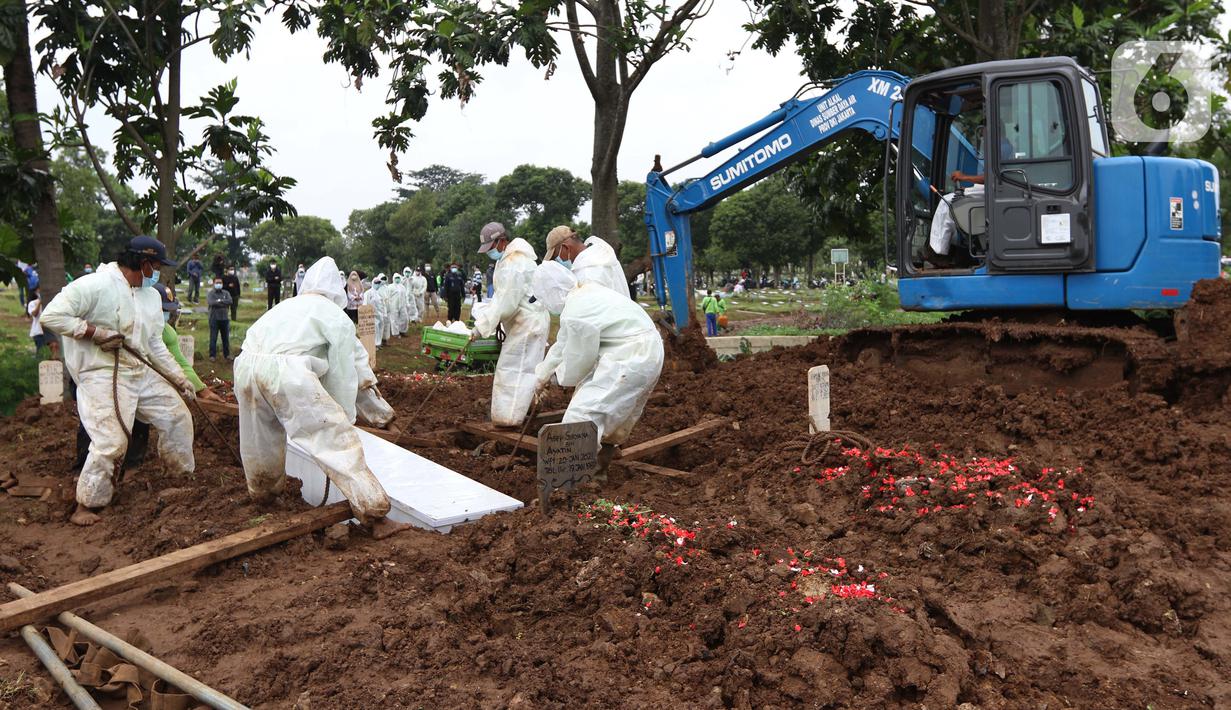 Petugas memakamkan jenazah dengan protokol COVID-19 di TPU Srengseng Sawah, Jakarta, Kamis (21/1/2021). Sebagian lahan TPU Srengseng Sawah yang dijadikan lokasi pemakaman jenazah Covid-19 sejak Selasa (12/1) lalu, kini hanya tersisa 79 petak makam. (Liputan6.com/Helmi Fithriansyah)