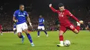 Gelandang Liverpool, Alex Oxlade-Chamberlain, melepaskan tendangan saat melawan Everton pada laga Piala FA di Stadion Anfield, Minggu (5/1/2020). Liverpool menang 1-0 atas Everton. (AP/Jon Super)