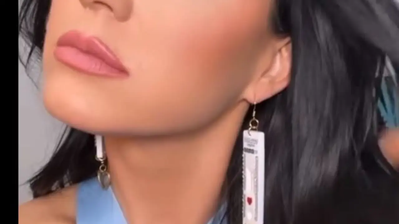 Katy Perry Bikin Heboh, Kenakan Sepasang Anting Berbahan Alat Tes Antigen Bekas