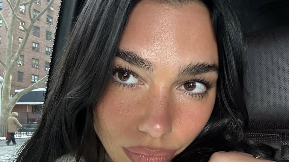 Dua Lipa Pamer Cincin Berlian, Diduga Sudah Tunangan dengan Callum Turner