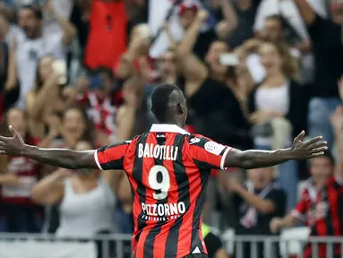 Pemain Nice, Mario Balotelli merayakan golnya saat melawan Olympique de Marseille pada lanjutan Ligue 1 Prancis di "Allianz Riviera" stadium, (12/9/2016) dini hari WIB. Nice menang 3-2. (AFP/ Valery Hache)