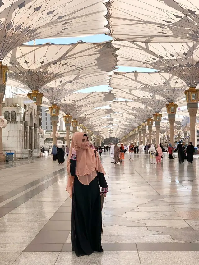 Mantap Berhijrah, Ini 5 Potret Five Vi Rachmawati saat Pakai Hijab Syari
