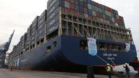 Penampakan kapal besar (Direct Call) pembawa kontainer yang membawa ekspor Indonesia ke AS di Pelabuhan Tanjung Priok, Jakarta, Selasa (15/5). Produk yang diekspor berupa alas kaki, garmen, dan barang elektronik. (Liputan6.com/Angga Yuniar)