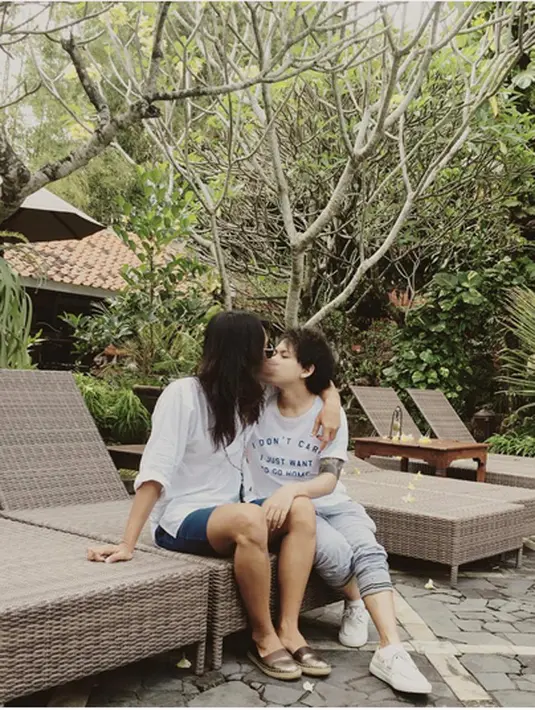 "...Nah menurut kalian...kira2 Bi harus ngapain ya? Kalian pengen ngeliat Bi ngeDJ kah? Nyanyikah? Aktingkah?atau liputan bi lg ngerakit motor atau apa?" sambungnya. (Instagram/psychodiva2016)