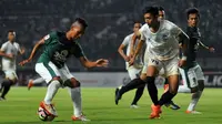 Persebaya Surabaya ditahan 1-1 oleh Madura United pada laga perdana Liga 2 2017. (Bola.com/Fahrizal Arnas)