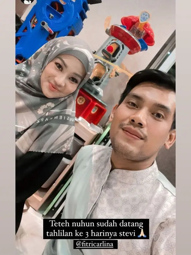 6 Potret Fitri Carlina di Momen Tahlilan Meninggalnya Stevie Agnecya