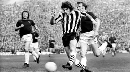 Malcolm MacDonald. Striker Inggris ini memperkuat dua klub di Divisi Utama Liga Inggris bersama Newcastle United (1971/72 - 1975/76) dan Arsenal (1976/77 - 1978/79). Bersama Newcastle United ia menjadi top skor pada 1974/1975, lalu diulangi bersama Arsenal pada 1976/1977. (nufc.co.uk)