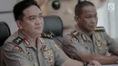 Kadiv Humas Mabes Polri Irjen Pol Muhammad Iqbal (kiri) memberi keterangan terkait penangkapan Andi Arief, Jakarta, Senin (4/3). Andi diduga baru menggunakan sabu yang kemudian dibuang ke kloset sesaat sebelum penggerebekan. (Liputan6.com/Faizal Fanani)
