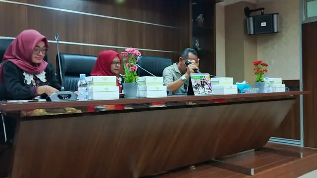 Ketua Komisi D DPRD Kudus, Mardijanto mengusap wajahnya dan sempat menangis saat mendengar keluh kesah sejumlah guru PAUD. (Liputan6.com/Arief Pramono)