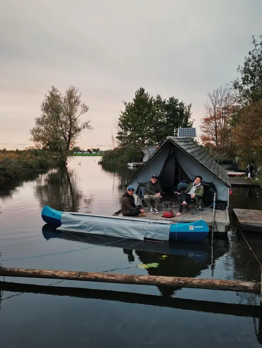 Pemandangan yang indah, dan suasana berbeda benar-benar menjadi momen tak terlupakan Ariel NOAH dan teman-temannya di pinggir danau. (Foto: Instagram/@arielnoah)