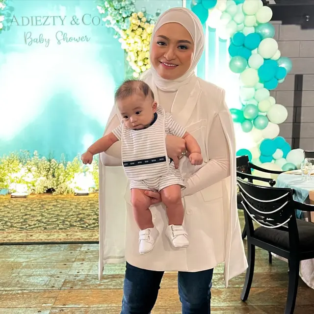 7 Gaya Nathalie Holscher saat Asuh Baby Adzam, Tetap Stylish