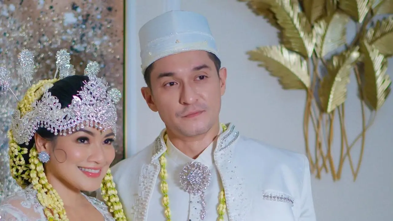Potret Titi Kamal dan Miller Khan kenakan baju pengantin (Sumber: Instagram/@titi_kamall)