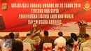 Anggota DPR Anang Hermansyah menghadiri sosialisasi UU No 28 Tahun 2014 tentang Hak Cipta terhadap pengusaha karaoke di Polda Metro Jaya, Jakarta, Kamis (6/10). Sosialisasi dihadiri sejumlah artis, musisi hingga pencipta lagu. (Liputan6.com/Gempur M)